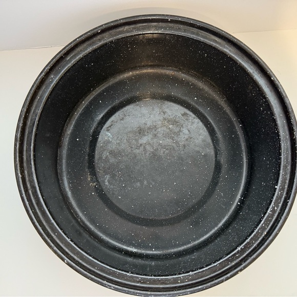 Classic Enamelware Black Speckled Medium Round Roaster Pan. Lightweight with Lid - Picture 6 of 8